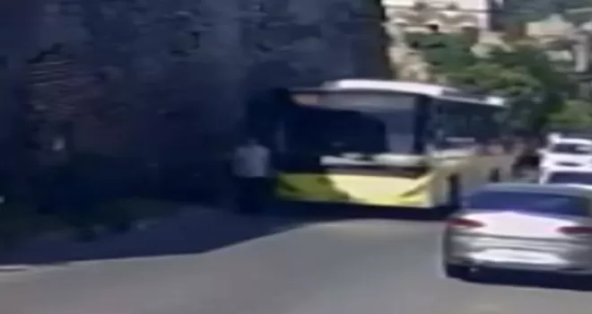 Fatih’te İETT otobüsünün yayaya çarpıp kaçtığı anlar kamerada
