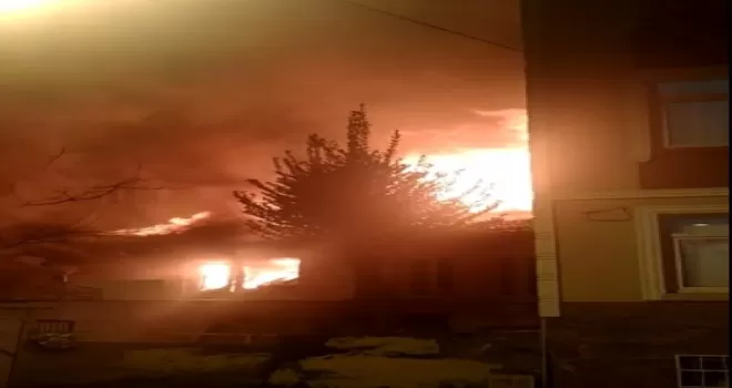 Fatih’te iki katlı gecekondu alev alev yandı
