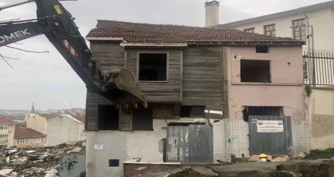 Fatih’te iki metruk binanın yıkımına başlandı
