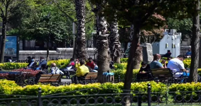 Fatih’te kısıtlamaya uymayanlar parkları doldurdu
