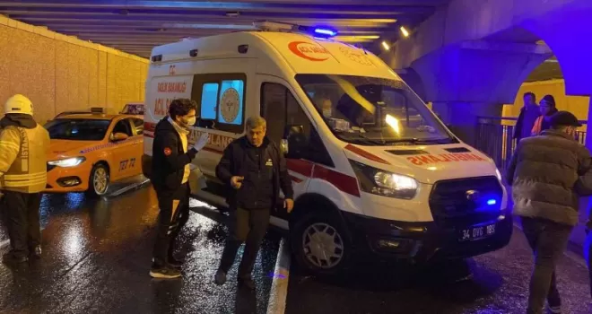 Fatih’te kontrolden çıkan araç takla attı
