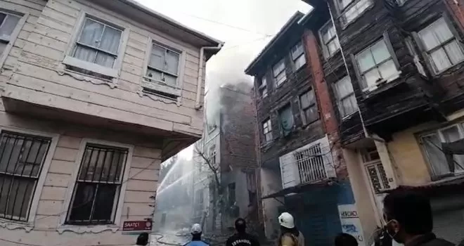 Fatih’te korkutan yangın
