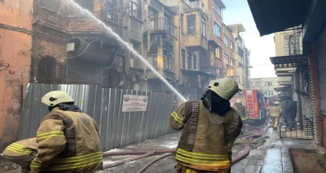 Fatih’te metruk bina alev alev yandı
