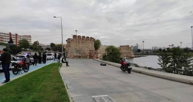Fatih’te sahilde erkek cesedi bulundu
