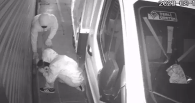 Fatih’te sürünerek girdikleri dükkandan hırsızlık yaptılar
