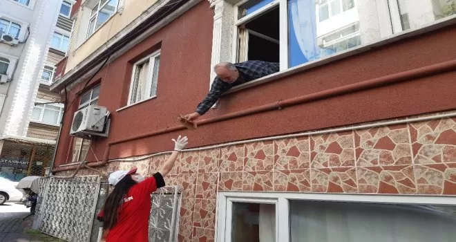 Fatih’te vatandaşlara maske ve dezenfektan dağıtıldı
