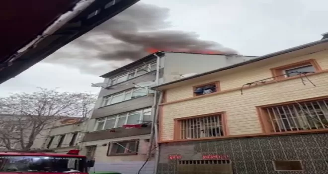 Fatih’te yangın paniği: Çatı alevlere teslim oldu
