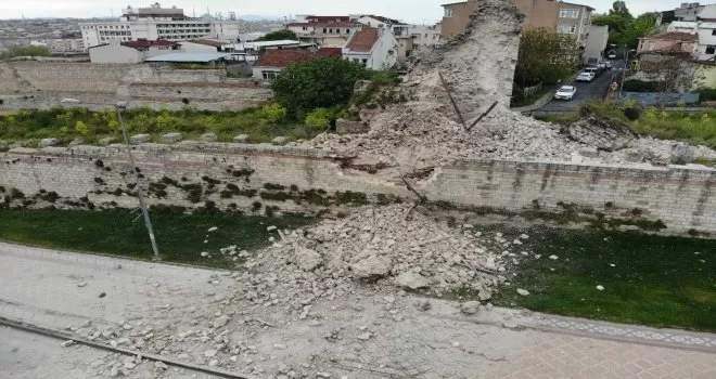 Fatih’teki tarihi surlarda çökme yaşandı
