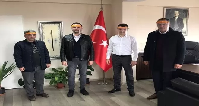 Fedakâr öğretmen 3 boyutlu yazıcı ile koruyucu maske üretiyor

