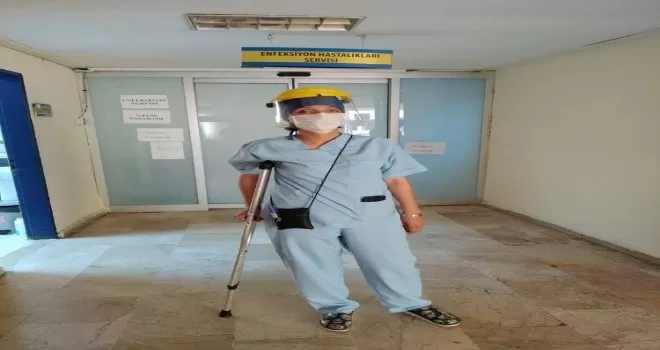 Fedakar doktor kırık ayağına rağmen rapor almadan çalışıyor
