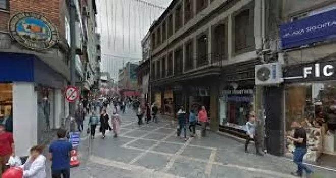 Trabzon’da kalabalık caddelerde maskesiz gezme yasağı