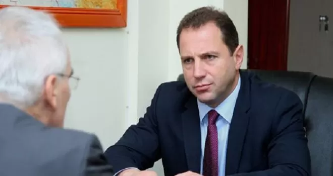 Ermenistan’ın savunma bakanı da istifa etti