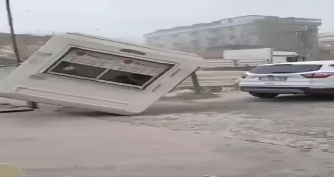 Fırtınada, görevli içindeyken güvenlik kulübesi uçtu
