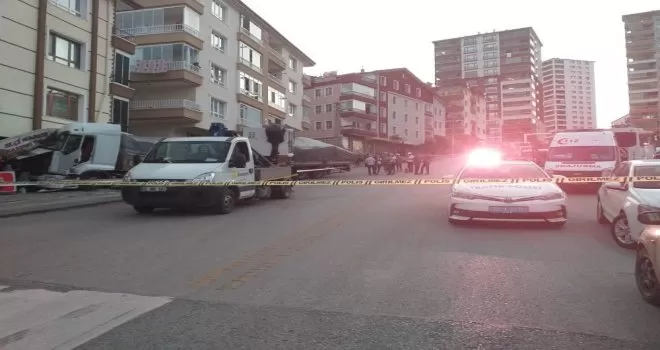 Freni boşalan tır markete daldı
