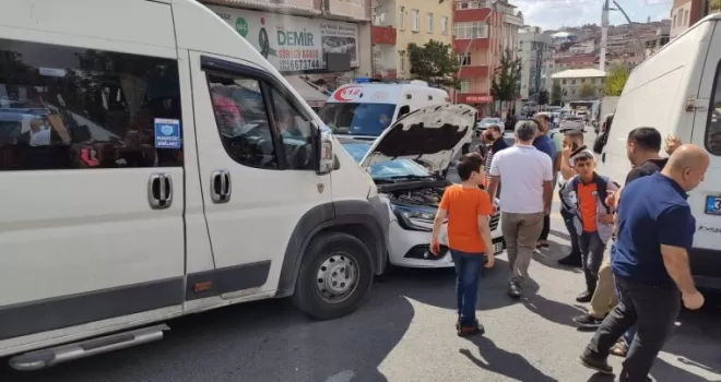 Freni patlayan servis aracı öğrencilerin arasına daldı 4 yaralı
