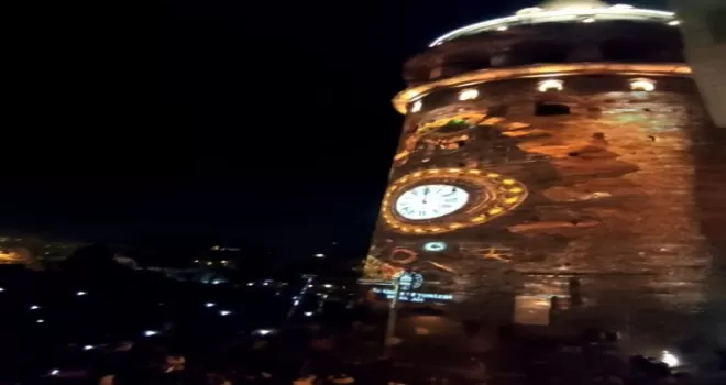 Galata’da yılbaşı coşkusu kameraya yansıdı
