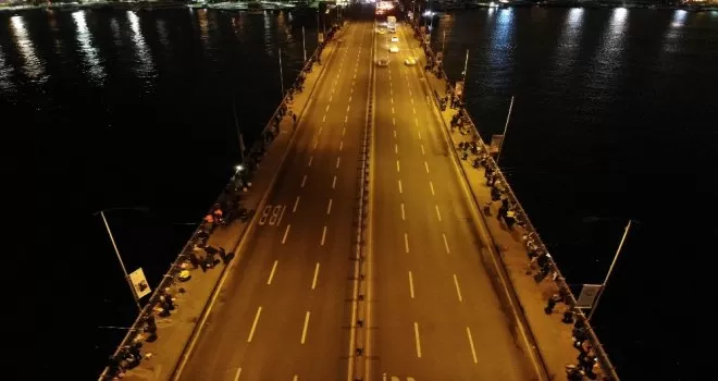 Galata köprüsünde olta balıkçılarının yoğunluğu havadan görüntülendi
