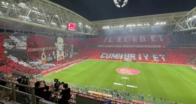 Galatasaray taraftarından Cumhuriyet’in 100. yılına özel koreografi
