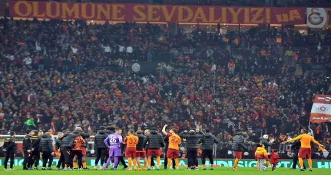 Galatasaraylı futbolcular, derbi galibiyetini taraftarlarla kutladı
