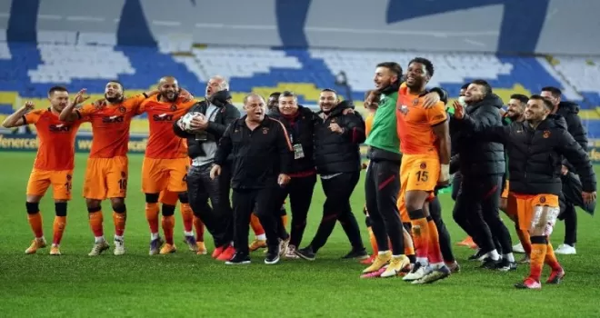 Galatasaraylı futbolcular galibiyet deplasman tribününde kutladı
