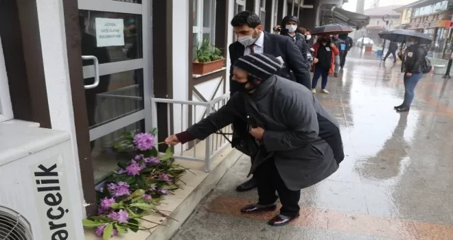 Gamze Pala’nın öldürüldüğü öğretmenevinin kapısına çiçek bırakıldı