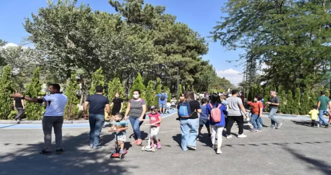 Gazi Park vatandaşlarla dolup taşıyor
