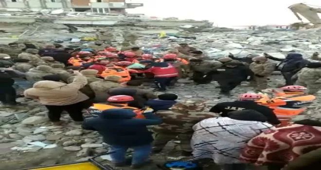 Gaziantep’te bir kadın depremden 99 saat sonra enkazdan sağ olarak çıkartıldı

