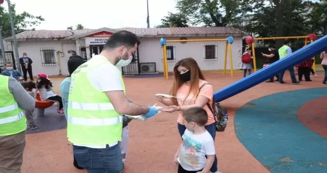 Gaziosmanpaşa Belediyesi çocuklara kitap ve maske dağıttı
