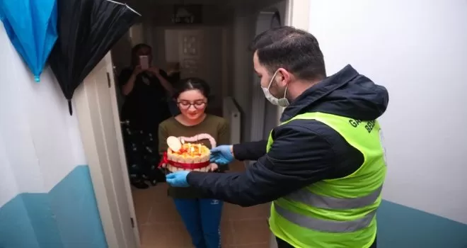 Gaziosmanpaşa Belediyesinden sağlık çalışanın kızına sürpriz doğum günü
