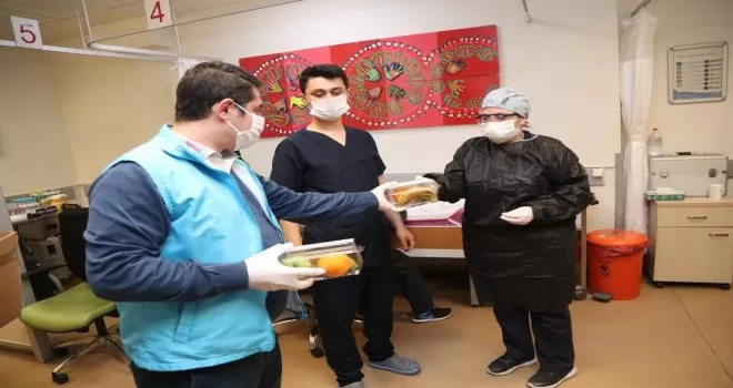 Gaziosmanpaşa Belediyesinden sağlık çalışanlarına meyve ikramı
