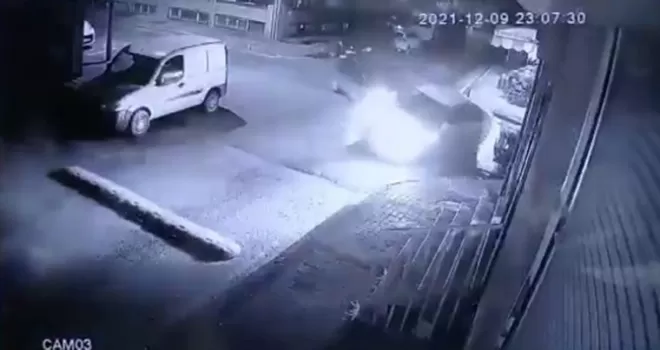 Gaziosmanpaşa’da aynı noktada yaşanan 2 kaza kamerada
