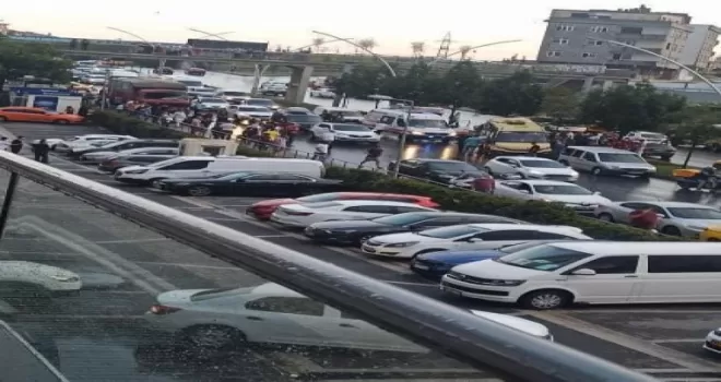 Gaziosmanpaşa’da bir kamyon, içinde yolcu bulunan minibüse çarptı
