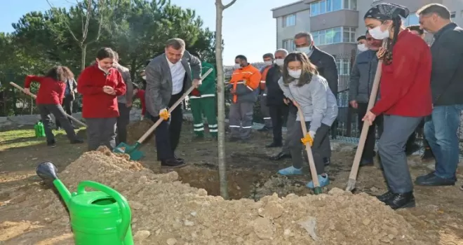 Gaziosmanpaşa’da çocuklar, Milli Ağaçlandırma Günü’nde fidan dikti
