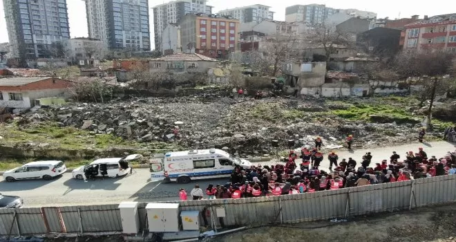 Gaziosmanpaşa’da deprem tatbikatı gerçeği aratmadı
