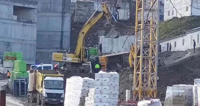 Gaziosmanpaşa’da hafriyat kamyonu devrildi; 1 yaralı
