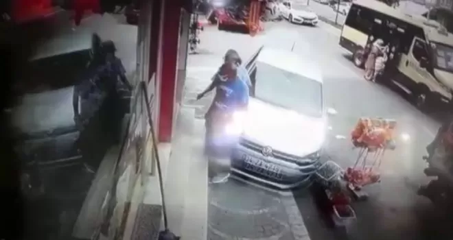 Gaziosmanpaşa’da kaldırıma çıkan araç iki kişiye çarptı
