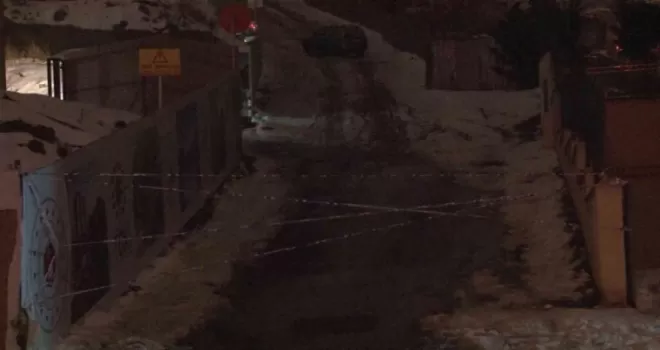 Gaziosmanpaşa’da kar ve buz kaplı yokuşta otomobil kaldı
