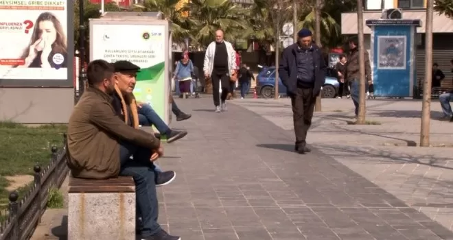 Gaziosmanpaşa’da yaşlılar yasağa rağmen sokağa çıktı
