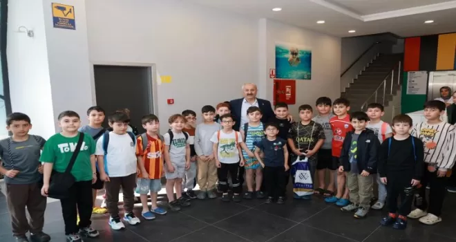 Gebze’de minik yüzücülere Başkan Büyükgöz’den ziyaret