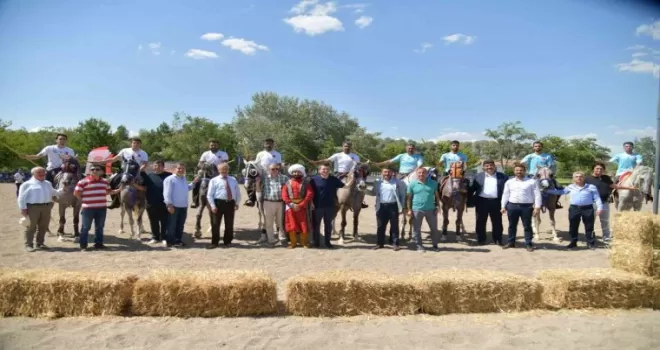 Geleneksel kıyafetli atlı okçular Kahramankazan’da buluştu
