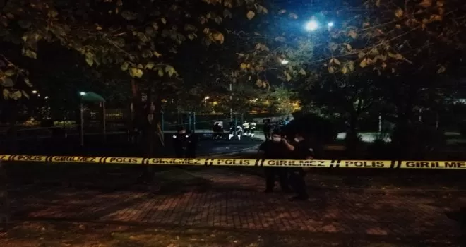 Genç adamın cansız bedeni parkta asılı halde bulundu
