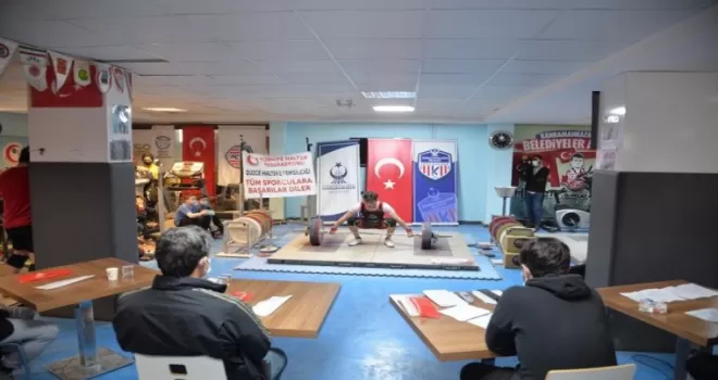 Genç halterciler şehitler için podyuma çıktı
