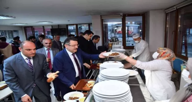 Genç iftarını öğrencilerle birlikte açtı
