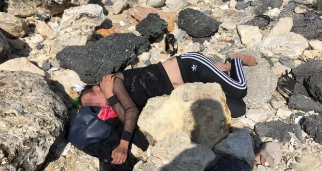 Genç kadını dövüp kayalıklara attılar
