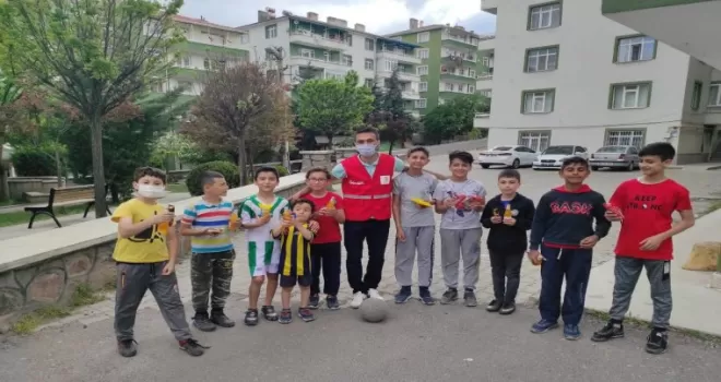 Genç Kızılay çocuklara paylaşmayı etkinlikle anlattı
