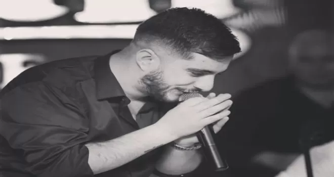 Genç şarkıcıya sahne çıkışı silahlı saldırı
