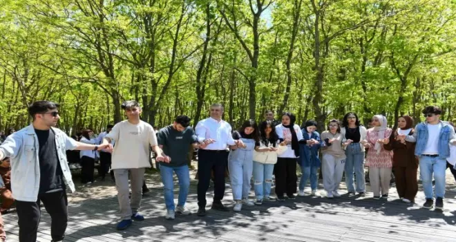Gençler sınav stresini halay çekerek attı
