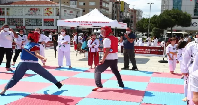 Gençler sosyal medyayı bırakıp Bağcılar Meydanı’nda spor yaptı
