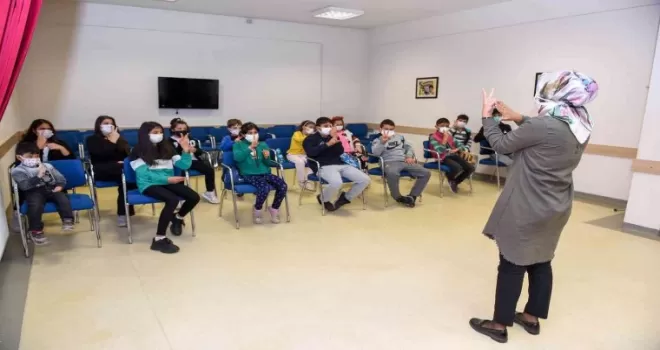 Gençlere işaret dili kursu
