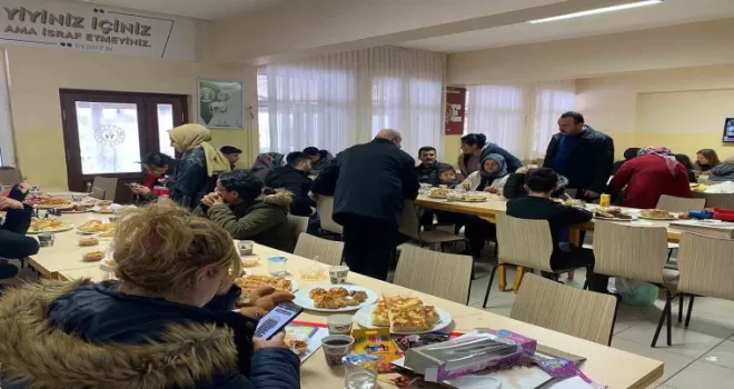 Gençlik merkezi personeli depremzede çocuklarla vakit geçiriyor
